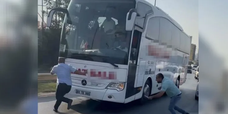 Eli bıçaklı saldırgan muavini kovaladı
