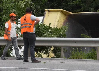 Sinop’ta kamyon devrildi