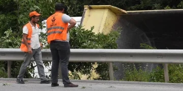 Sinop’ta kamyon devrildi