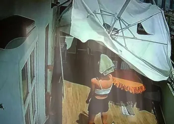Rüzgarın etkisiyle uçan teras şemsiyesi