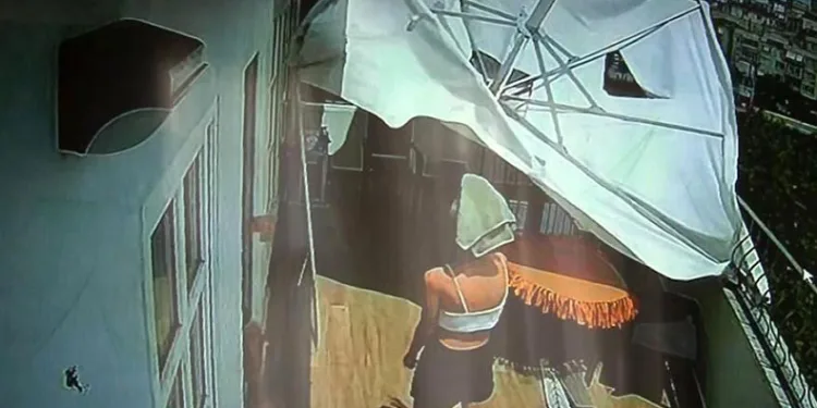 Rüzgarın etkisiyle uçan teras şemsiyesi