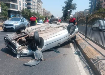 Refüje çarparak devrilen otomobilin sürücüsü yaralandı