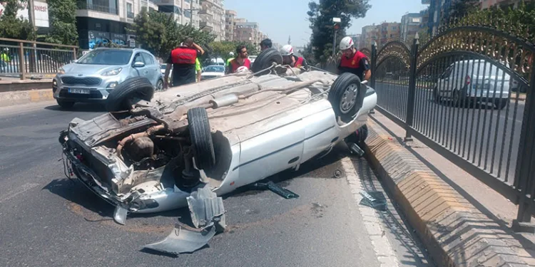 Refüje çarparak devrilen otomobilin sürücüsü yaralandı