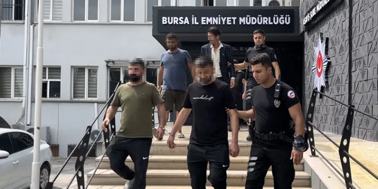 Bursa’da polis ekiplerinden aranan şahıslara şafak baskını
