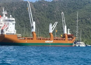 Türkiye’ye getirilen yatlar Marmaris’e indirildi