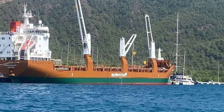 Türkiye’ye getirilen yatlar Marmaris’e indirildi