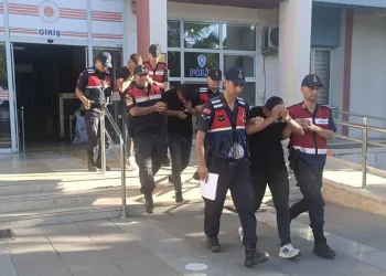Av tüfeği ve para çaldılar