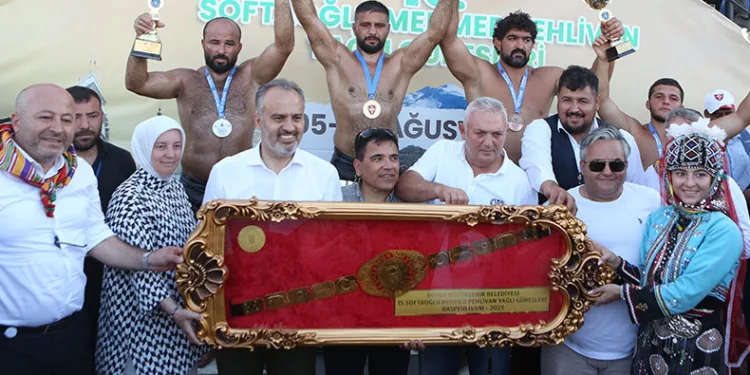 Güreşçiler 12 madalya kazandı
