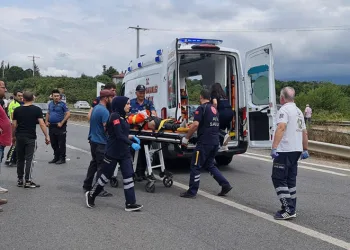D-100’de otomobil ile motosiklet çarpıştı