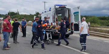 D-100’de otomobil ile motosiklet çarpıştı
