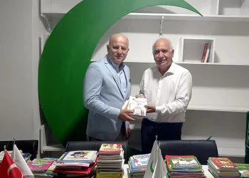 Okuduğu 250 kitabı Yeşilay’a bağışladı