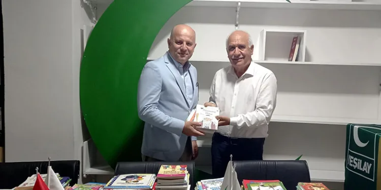 Okuduğu 250 kitabı Yeşilay’a bağışladı