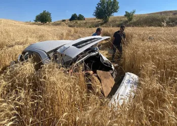 Direksiyon hakimiyetini kaybedip tarlaya uçtular