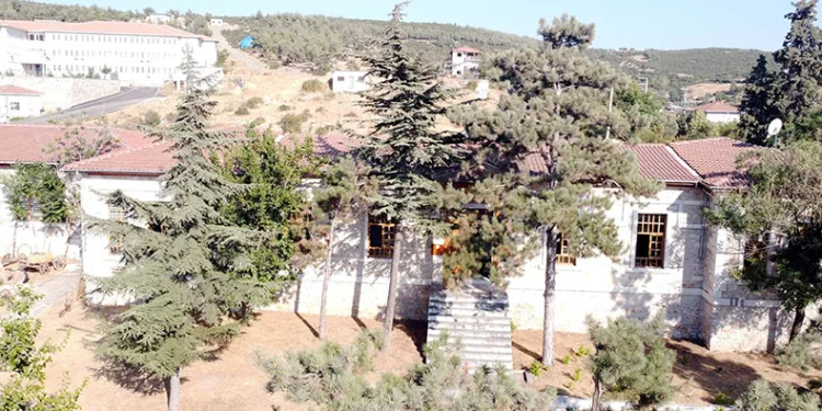 Tarihi taş mektep canlanıyor