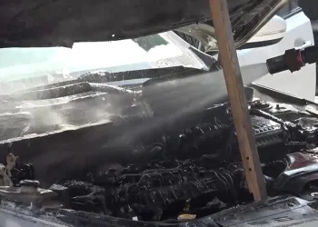Seyir halindeki otomobil alev alev yandı