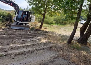 Sıcaktan bunalan köy sakinlerine plaj yaptırdı