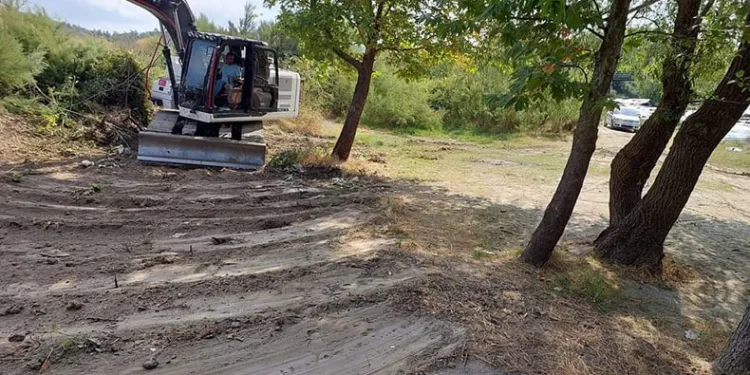 Sıcaktan bunalan köy sakinlerine plaj yaptırdı