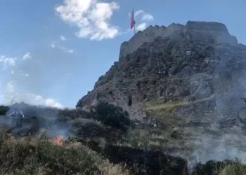 Kars Kalesi’nin etrafındaki otları ateşe verdiler