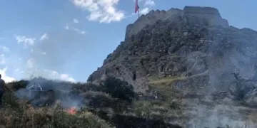 Kars Kalesi’nin etrafındaki otları ateşe verdiler
