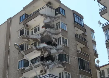 Bir bölümü yıkılan bina tehlike saçıyor