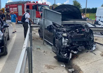 Lüks cip bariyerlere ok gibi saplandı