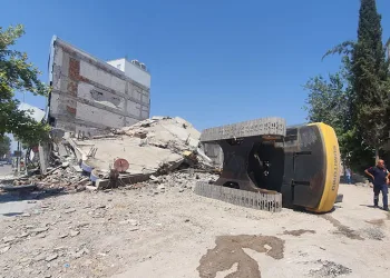 İş makinesi yıkım esnasında devrildi