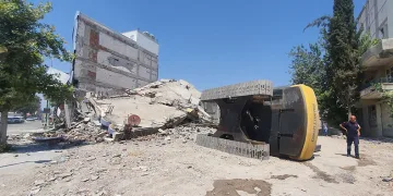 İş makinesi yıkım esnasında devrildi