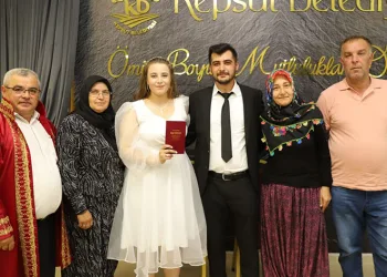 Oğlunun doğum gününde nikahını kıydı
