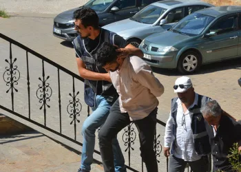 Sevgilisinin parmaklarını satırla kesti