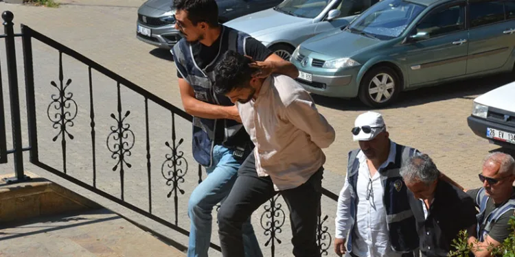 Sevgilisinin parmaklarını satırla kesti