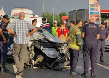 Bursa’da otomobil ile tır çarpıştı