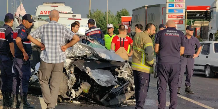 Bursa’da otomobil ile tır çarpıştı