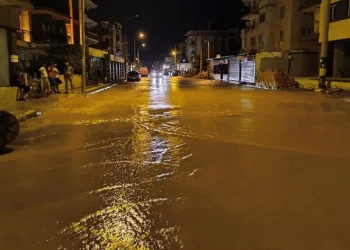 Ana boru patladı, 2 mahalleyi su bastı