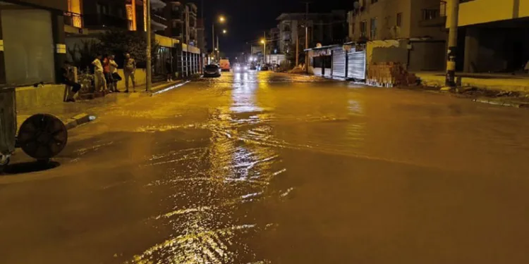 Ana boru patladı, 2 mahalleyi su bastı