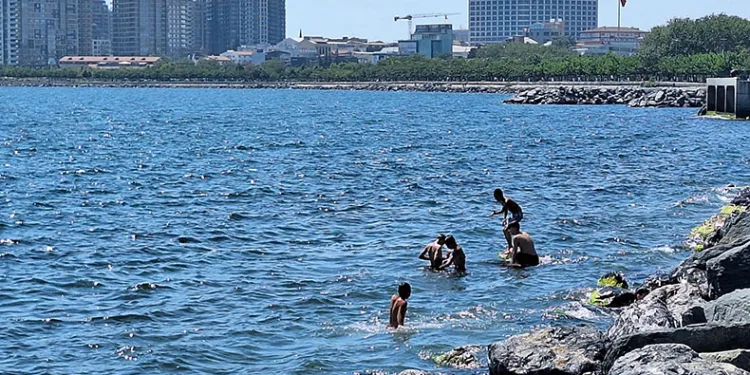 Sıcaktan bunalan İstanbullular soluğu denizde aldı
