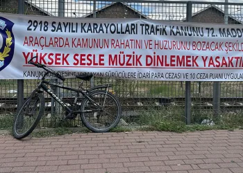 Yüksek sesli müziğe pankartlı uyarı