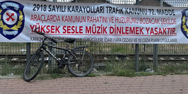 Yüksek sesli müziğe pankartlı uyarı