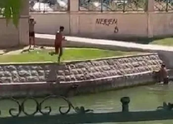Porsuk Çayı’nda tehlikeli serinleme yöntemi