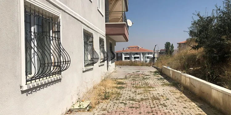 Pencereden düşen çocuğu hayatını kaybetti