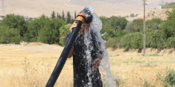 Tarım sulama hortumu ile serinledi