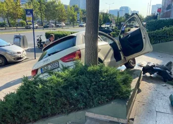 Direksiyon başında rahatsızlandı, otomobiliyle duvara çarptı
