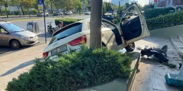 Direksiyon başında rahatsızlandı, otomobiliyle duvara çarptı