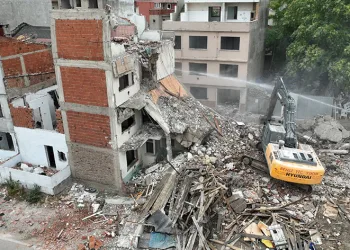 Beşyol’da riskli binaların yıkımı sürüyor