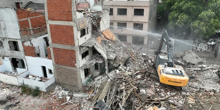 Beşyol’da riskli binaların yıkımı sürüyor