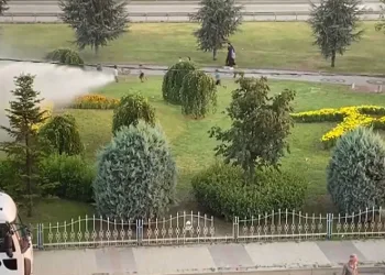 Çocuklar serinlemek için ilginç yöntemlere başvuruyor
