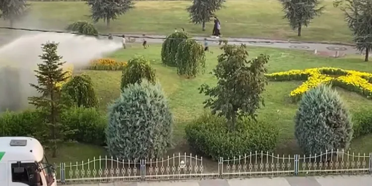 Çocuklar serinlemek için ilginç yöntemlere başvuruyor