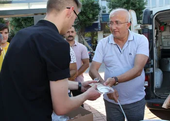 Halka aşure ikramı