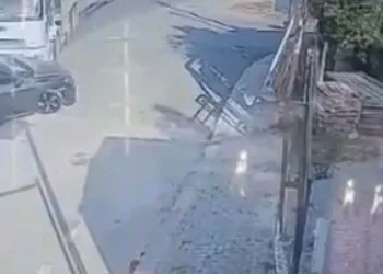 Hafriyat kamyonunun çarptığı otomobil savruldu