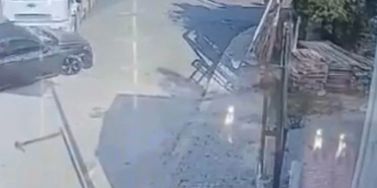 Hafriyat kamyonunun çarptığı otomobil savruldu