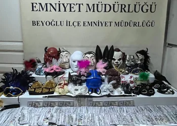 Beyoğlu’nda dolar saçanlar yakalandı